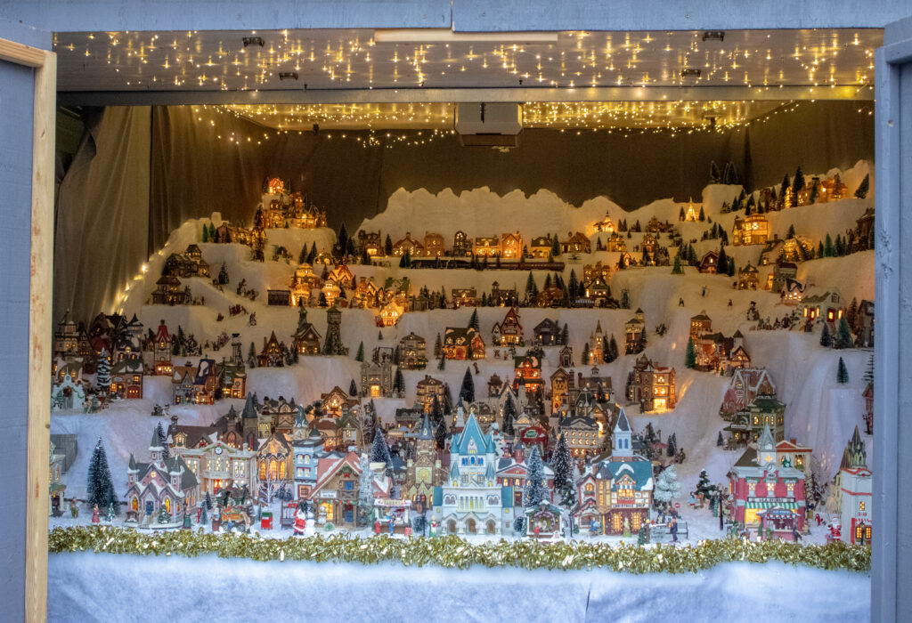 Keizer resident builds holiday village for all to see - Keizertimes